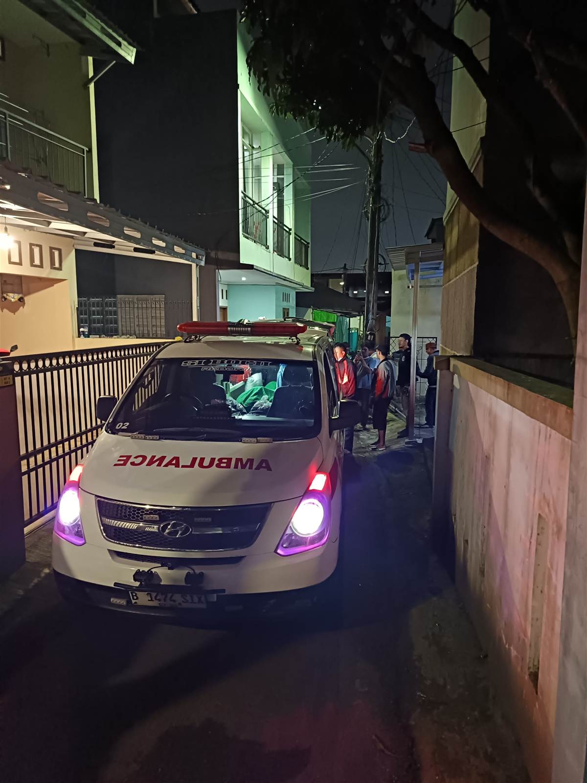 Mobil jenazah dengan karangan bunga