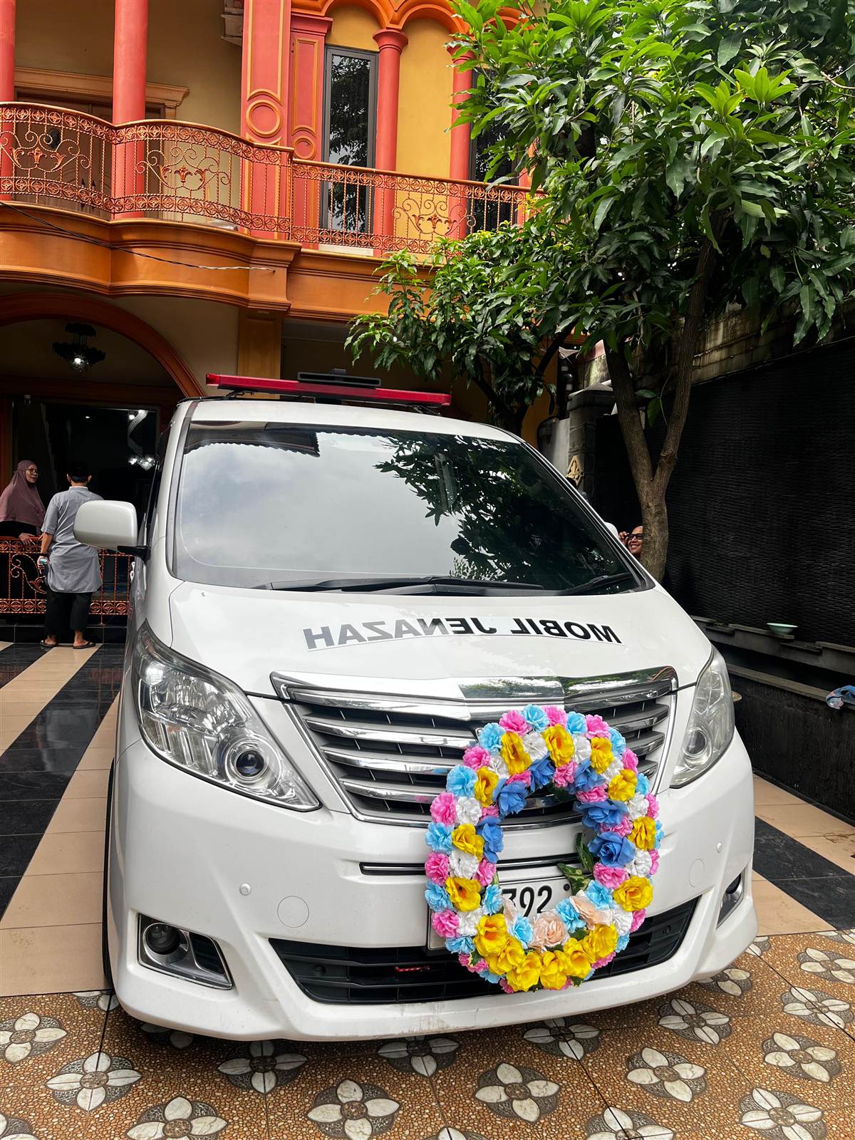Mobil jenazah siaga siang hari